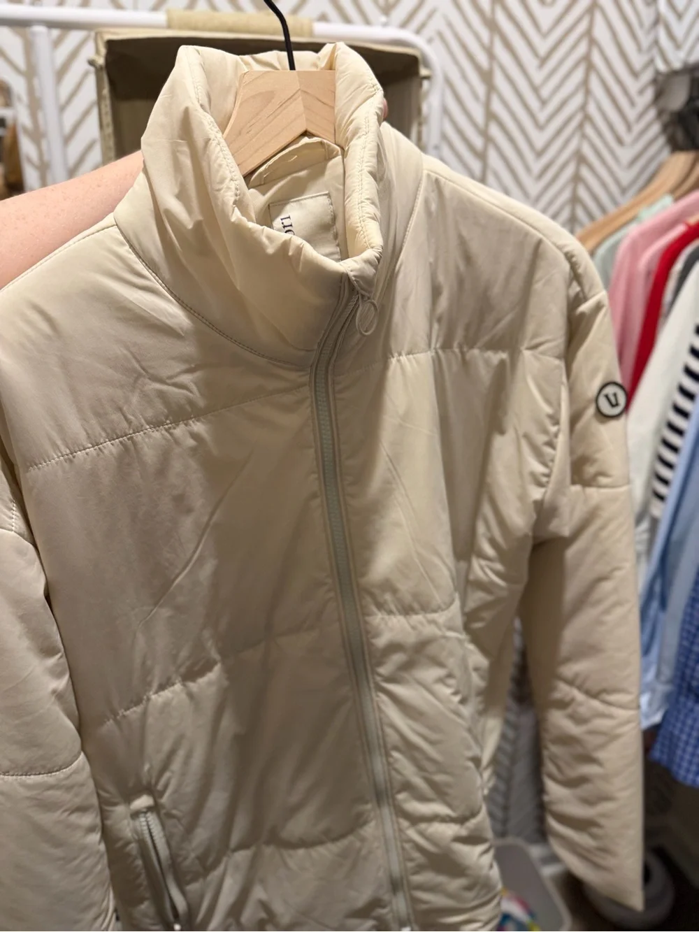 Vuori Women’s canyon Insulated Jacket, Off-White - Picture 2 of 7